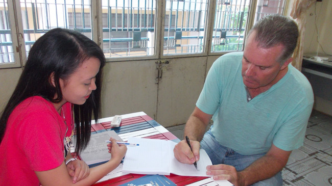 Bạn My dạy cho David cách phát âm tiếng Việt. Ảnh: Nguyễn Trang.