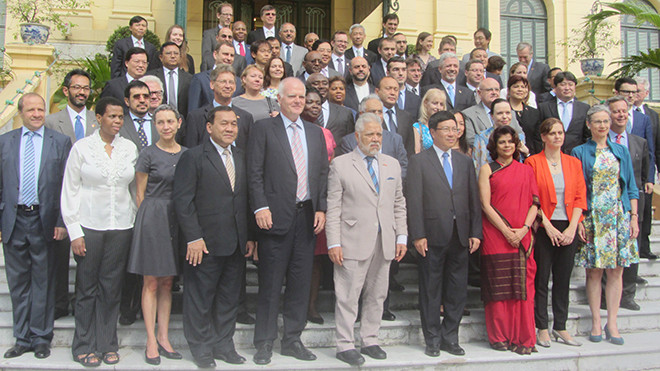 Phó Thủ tướng, Bộ trưởng Ngoại giao Phạm Bình Minh chụp ảnh lưu niệm với gần 100 đại biểu là đại sứ, đại diện các đại sứ quán, trưởng đại diện các tổ chức quốc tế và một số tổ chức phi chính phủ tại Hà Nội tham dự hội thảo. Ảnh: Trúc Quỳnh.