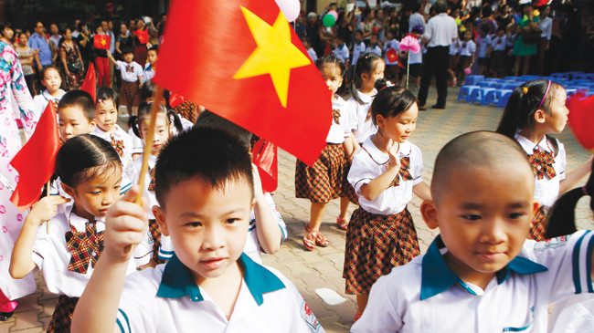 Tất cả các trường học trong cả nước sẽ chọn cùng một thời khắc để chào cờ Tổ quốc và hát Quốc ca. Ảnh: Như Ý.