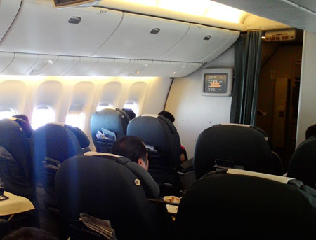 Túi nôn được để sau lưng ghế máy bay, vợ chồng ca sỹ Lệ Quyên đã sử dụng để cho con đi tè. Ảnh: Dân Trí