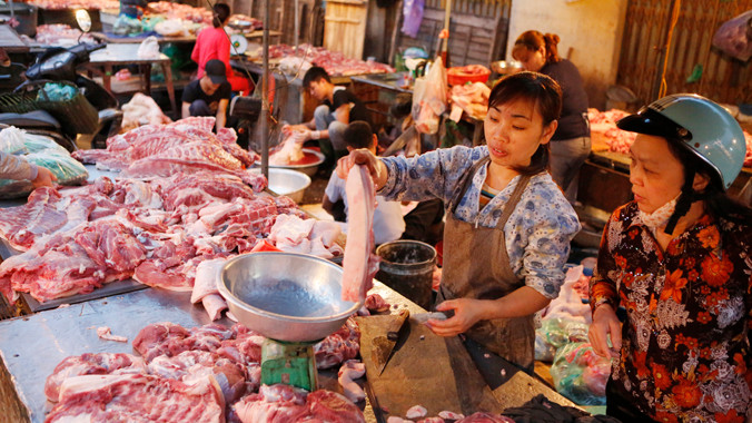 Người dân lo giá cả sinh hoạt sẽ bị ảnh hưởng trước việc xăng, điện đồng loạt tăng giá. Ảnh: Hồng Vĩnh.