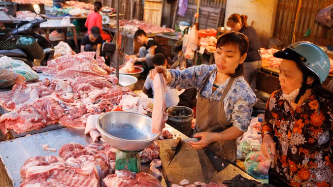 Người dân lo giá cả sinh hoạt sẽ bị ảnh hưởng trước việc xăng, điện đồng loạt tăng giá. Ảnh: Hồng Vĩnh.