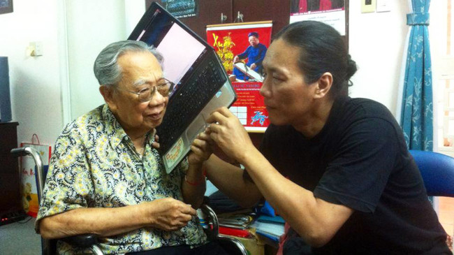 GS Trần Văn Khê lắng nghe tư liệu hát ca trù cửa đình của nhà nghiên cứu Bùi Trọng Hiền tại tư gia, tháng 1/2015. Ảnh: Cao Hoàng Khương.