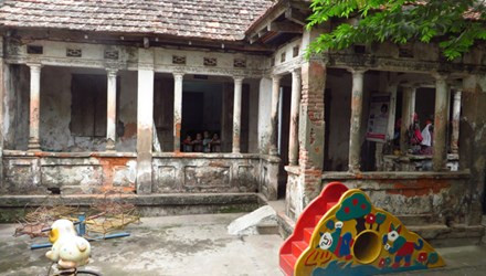 Học sinh vẫn phải học trong các nhà kho cũ. Ảnh: Quỳnh Nga. 