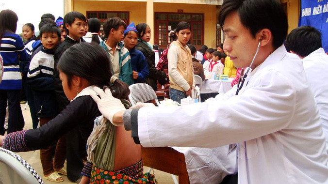 Bác sĩ trẻ khám chữa bệnh cho học sinh vùng cao. Ảnh: Hồng Vĩnh.