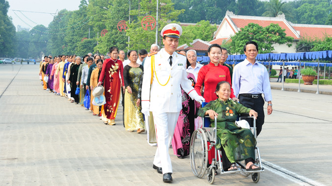 Cán bộ, chiến sĩ Trung đoàn 375 hướng dẫn đồng bào và khách quốc tế vào Lăng viếng Bác.