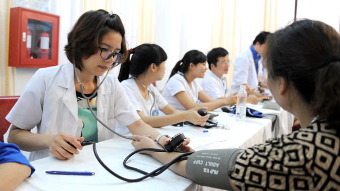 Bác sĩ khám bệnh cho người dân trong Ngày hội. Ảnh: Xuân Tùng.