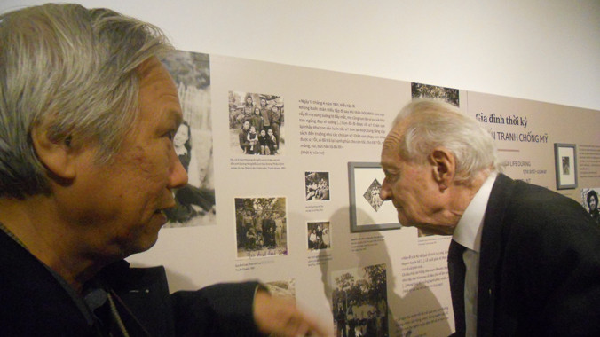 PGS.TS Nguyễn Văn Huy kể câu chuyện về bố mẹ mình tại Bảo tàng Nguyễn Văn Huyên. Ảnh: NVCC.