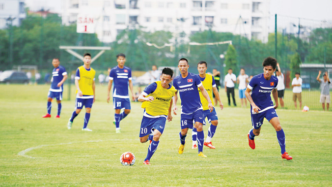 Văn Quyết (10) hy vọng “phá lưới” MC trong trận giao hữu tối nay. Ảnh: Như Ý.