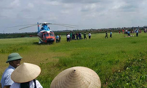 Cơ trưởng đã cho máy bay hạ cánh khẩn cấp xuống khoảng đất trống trước một trường học. Ảnh: Vnexpress.