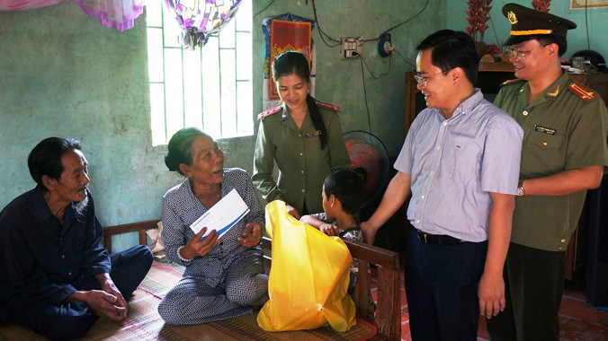 Anh Nguyễn Anh Tuấn, Bí thư T.Ư Đoàn thăm gia đình ông Danh Nê, thương binh, thờ cúng liệt sĩ tại ấp Kinh Năm, xã An Minh Bắc (U Minh thượng).