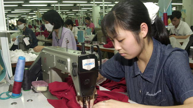 Dệt may tại xưởng may Hanosimex.