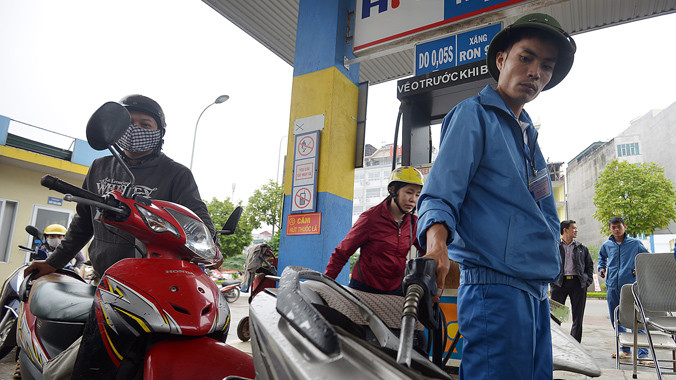 Bộ Tài chính “loạn chiêu” khi tăng rồi giảm thuế nhập khẩu xăng dầu trong 1 ngày?. Ảnh: Như Ý.