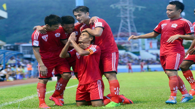 Đội trưởng Vũ Minh Tuấn hướng về những nạn nhân của trận mưa lũ lịch sử tại Quảng Ninh sau khi ghi bàn mở tỷ số trận đấu Than Quảng Ninh gặp HAGL chiều qua. Ảnh: Tuấn Anh.