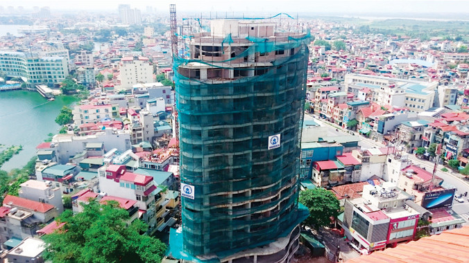 Một dự án trên đất vàng ở quận Tây Hồ chưa hẹn ngày hoàn thành. Ảnh: Như Ý.