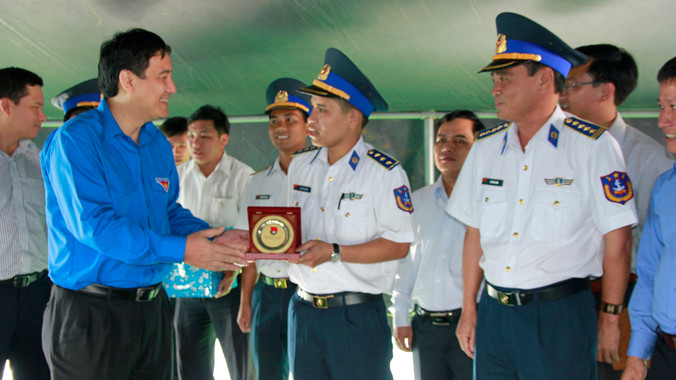 Anh Nguyễn Đắc Vinh thăm Bộ Tư lệnh vùng Cảnh sát biển 2.