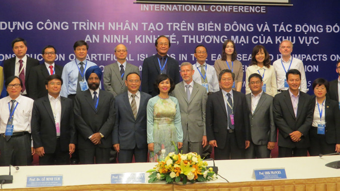 Các học giả tham gia hội thảo.