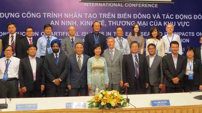 Các học giả tham gia hội thảo.