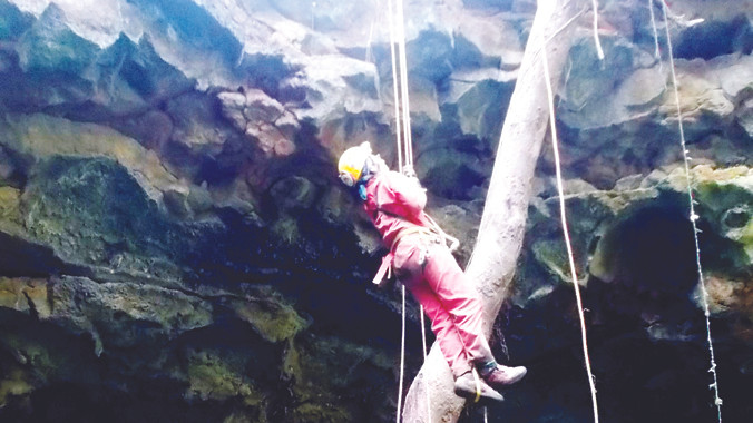 'Độn thổ' vào động núi lửa lớn nhất Đông Nam Á