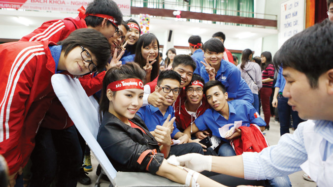 Hoa hậu Kỳ Duyên hiến máu và vui vẻ giao lưu với các bạn trẻ. Ảnh: Hồng Vĩnh.