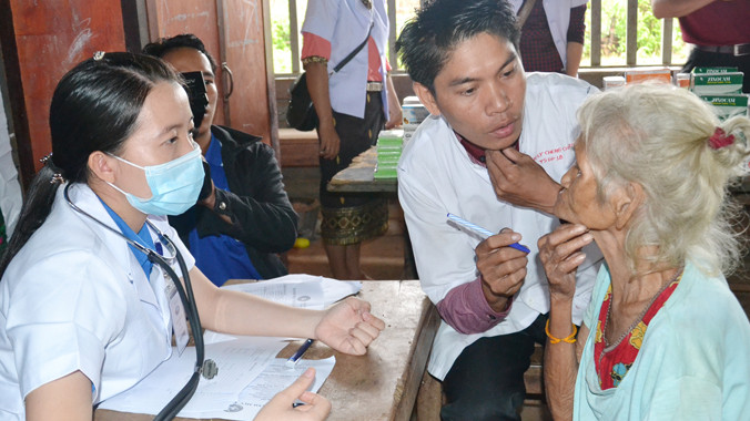 Khám bệnh, phát thuốc cho người dân tại bản Keang Luong. Ảnh Phan Tuấn.