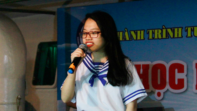 Đoàn Thị Ngọc thể hiện bài thơ “Ai đặt tên cho Trường Sa” trong chương trình văn nghệ trên tàu tối 7/5.