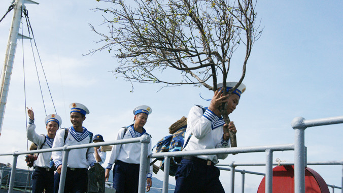 Đào được đưa lên tàu để vận chuyển ra với quân và dân Trường Sa đón Tết. Ảnh: L.H.V.