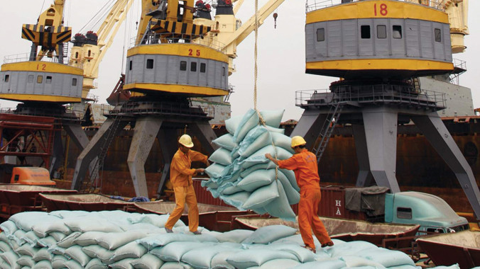 Xuất khẩu hàng hóa qua cảng Hải Phòng. Ảnh: Hồng Vĩnh.