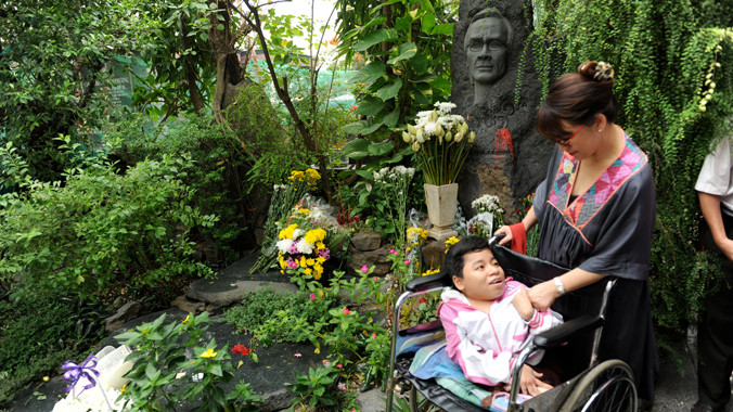 Bạn trẻ yêu nhạc Trịnh này nhờ người thân đèo xe máy kèm xe lăn từ Củ Chi về TPHCM để viếng mộ nhạc sĩ vào dịp “nhớ Trịnh” năm kia. Ảnh: Tư liệu gia đình nhạc sĩ.