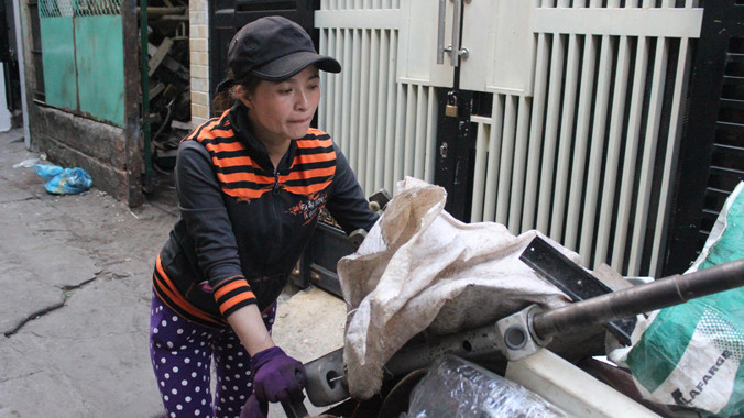 Nhận được số tiền lớn nhưng chị Hồng vẫn gắn bó với nghề ve chai.