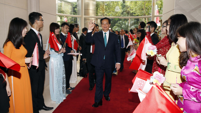 Ngày 8/8, Thủ tướng Nguyễn Tấn Dũng tham dự Lễ kỷ niệm 50 năm Quốc khánh Singapore. Trong ảnh: Quang cảnh lễ đón Thủ tướng Nguyễn Tấn Dũng tại Singapore. Ảnh: TTXVN.