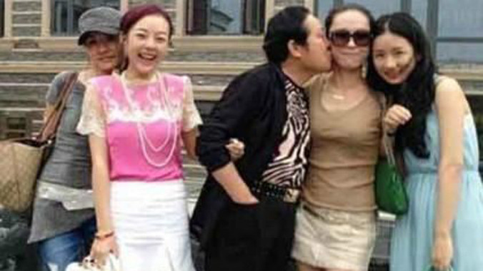 “Quốc sư” Vương Lâm (giữa) hôn hít các người đẹp.