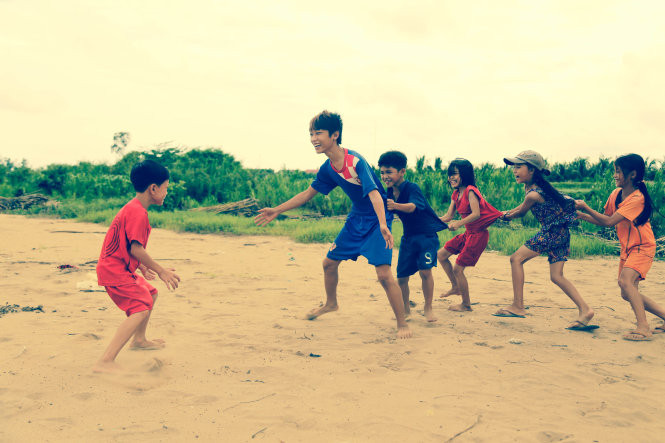 Bức ảnh trò chơi Rồng rắn lên mây của Tấn Duy