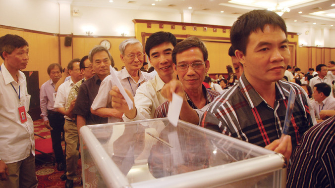 Bỏ phiếu bầu BCH Hội Nhà văn Việt Nam. Ảnh: Xuân Ba.