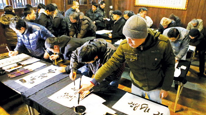 Cuộc thi sát hạch các ông đồ tại Văn Miếu Quốc Tử Giám (Hà Nội) sáng 5/2. Ảnh: Như Ý.