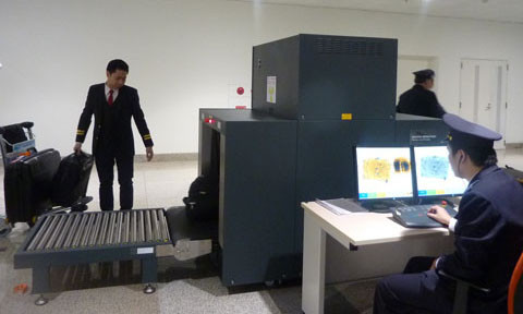 Hải quan Nhà ga T2 sân bay quốc tế Nội Bài (Hà Nội) soi chiếu hành lý của nhân viên hàng không. Ảnh: Thời báo tài chính Việt Nam. 