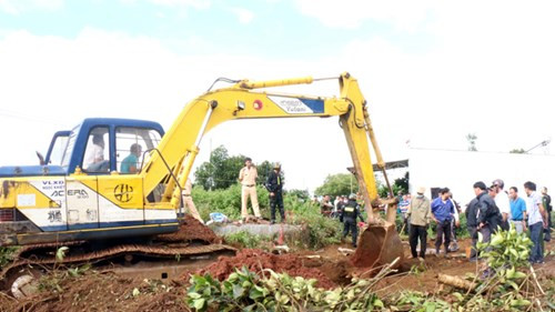 Lực lượng chức năng khai quật tử thi vợ chồng Bình - Hạnh.