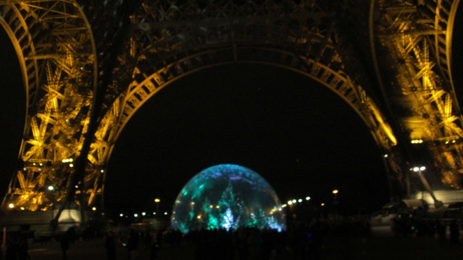 Quả địa cầu lung linh như pha lê dưới chân tháp Eiffel.