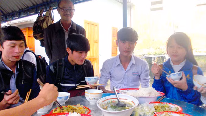 Bữa ăn miễn phí tại trường Trần Đại Nghĩa.
