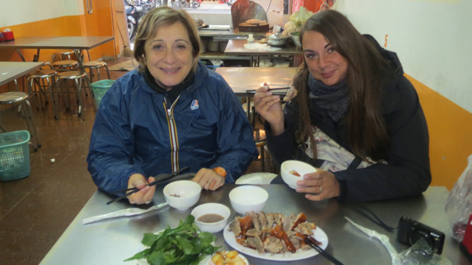 Vịt quay Hà Nội là món khoái khẩu của nhiều du khách. Nguồn Hanoi food tasting tours.