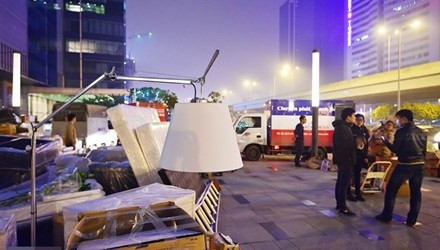 Parkson Keangnam đóng cửa đột ngột khiến nhiều chủ quầy hàng ở đây "trở tay không kịp".