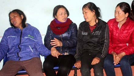 Người nhà đau đớn trước cái chế của mẹ con sản phụ Vân.