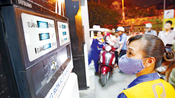 Giá xăng tăng thêm 1.200 đồng lúc 20h ngày 20/5 trong khi nhiều đại biểu Quốc hội lo ngại giá cả leo thang. Ảnh: Hồng Vĩnh.