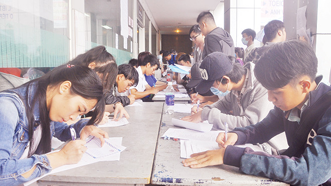 Thí sinh nộp hồ sơ ở một trường ĐH tại TPHCM.