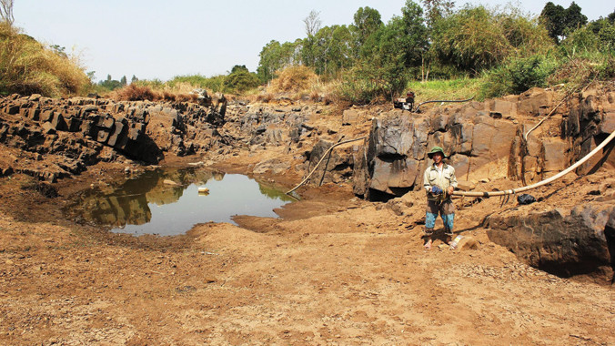 Người dân chờ lấy nước giữa lòng sông Krông Năng cạn trơ đáy.