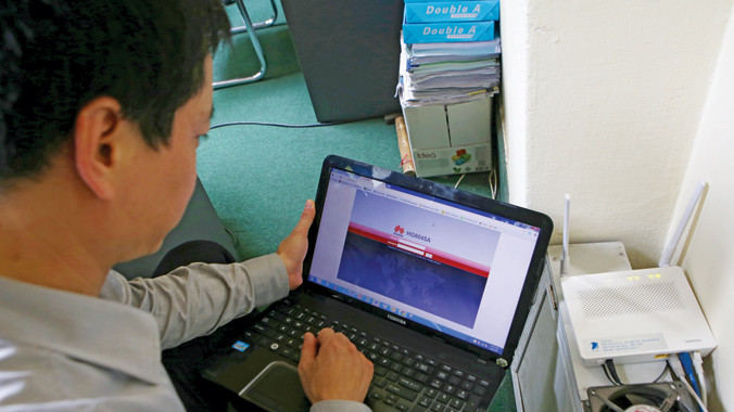 Anh N.T, phụ trách kỹ thuật của Công ty Cổ phần tư vấn EBIT không thể đổi được password modem Huawei HG8045A do VNPT Hà Nội cung cấp. Ảnh: Như Ý.