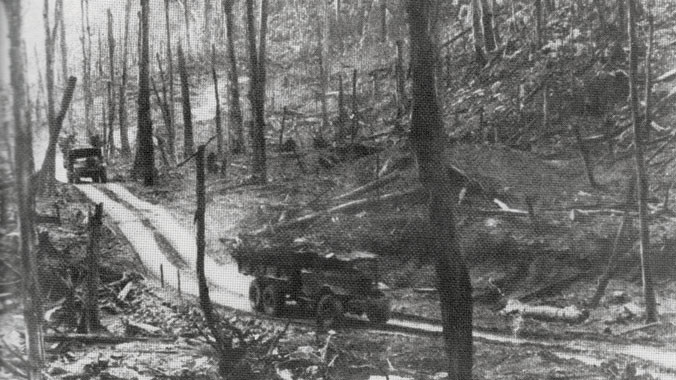 Xe tải chở hàng theo đường mòn Hồ Chí Minh tiếp tế cho miền Nam. Ảnh: Tư liệu.