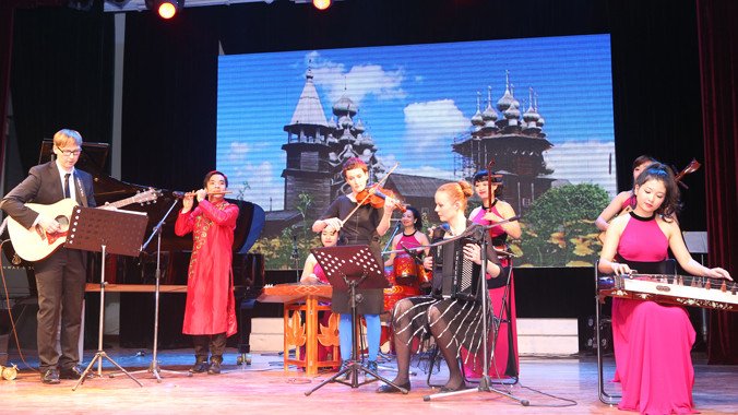 Nghệ sỹ Phần Lan, Việt Nam cùng phiêu. Ảnh: CĐNT Hà Nội.