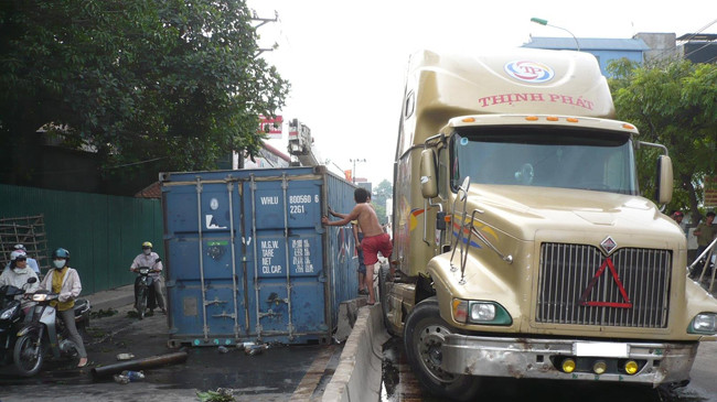 Hung thần xe container đang là nỗi ám ảnh với người tham gia giao thông. Ảnh: Anh Trọng.