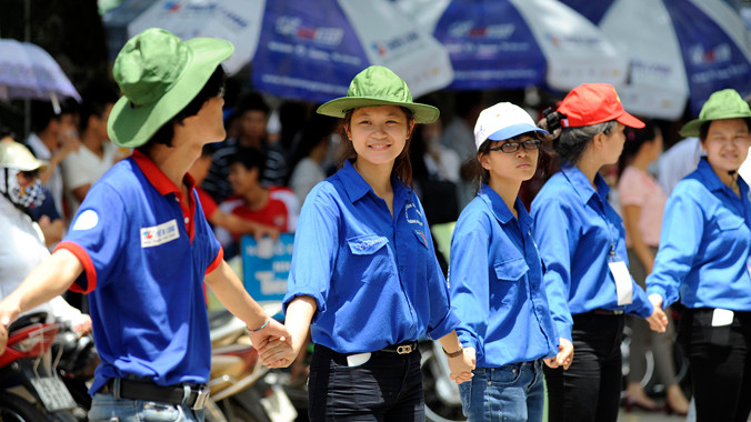 Sinh viên tình nguyện đội nắng 40 độ C hỗ trợ thí sinh và người nhà tại kỳ thi THPT Quốc gia 2015. Ảnh: Xuân Tùng.